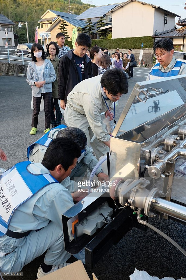 
Người dân xếp hàng chờ lấy nước sinh hoạt. (Ảnh: Getty Images)
